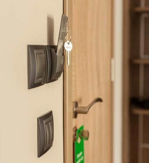 استودیوی استاندارد, Hugo