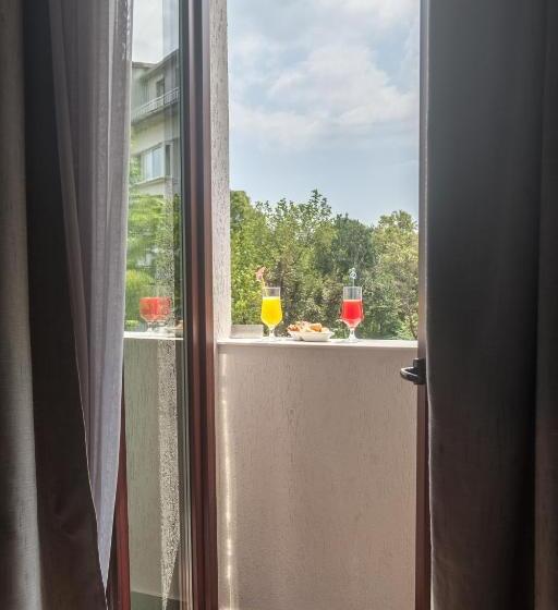 استودیوی استاندارد, Hugo