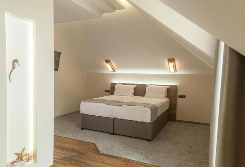 استودیوی استاندارد, Hugo