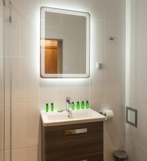 اتاق اکونومی, Hugo