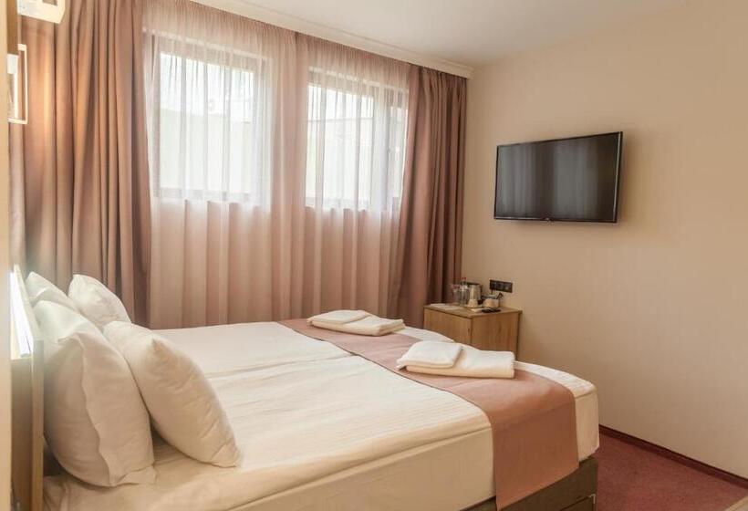 اتاق اکونومی, Hugo