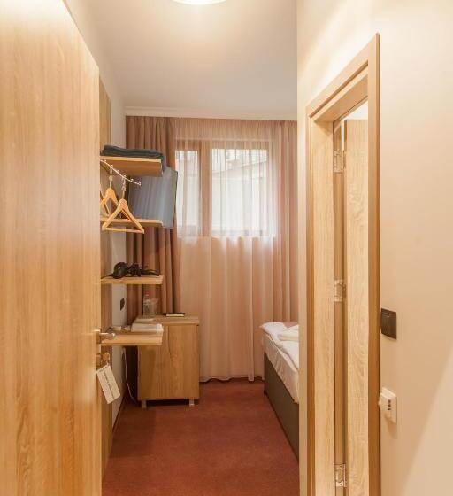 اتاق اکونومی, Hugo