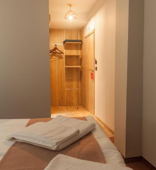 اتاق اکونومی, Hugo