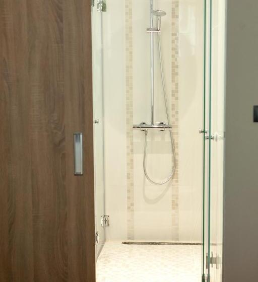 اتاق خانوادگی, Hugo