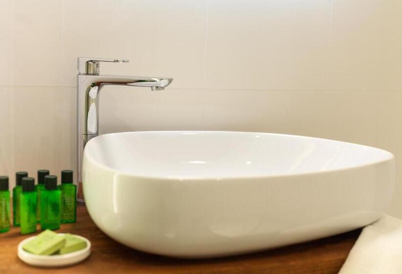 اتاق خانوادگی, Hugo