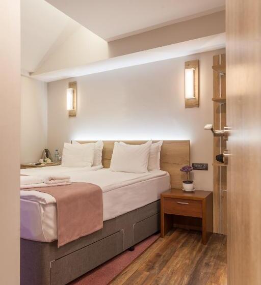 اتاق خانوادگی, Hugo