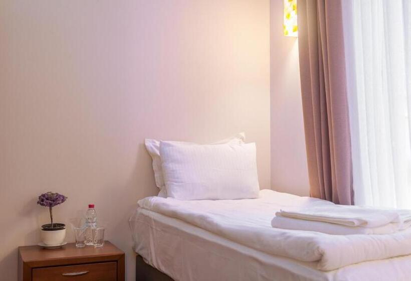 اتاق خانوادگی, Hugo