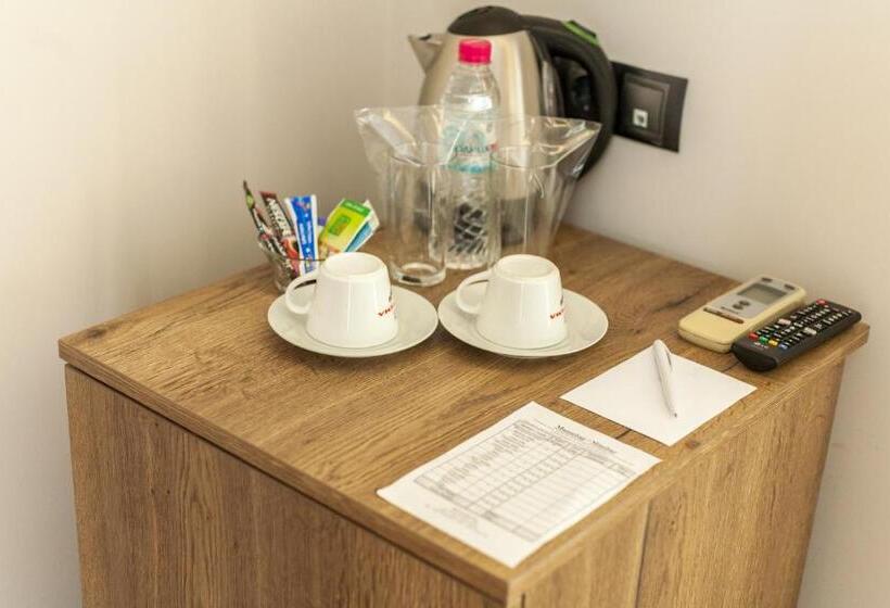 اتاق خانوادگی, Hugo