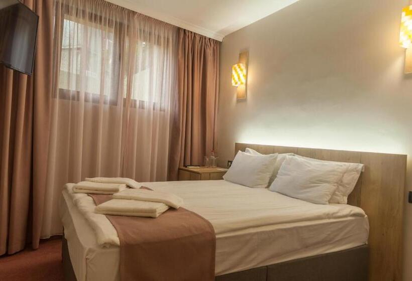 اتاق اکونومی, Hugo