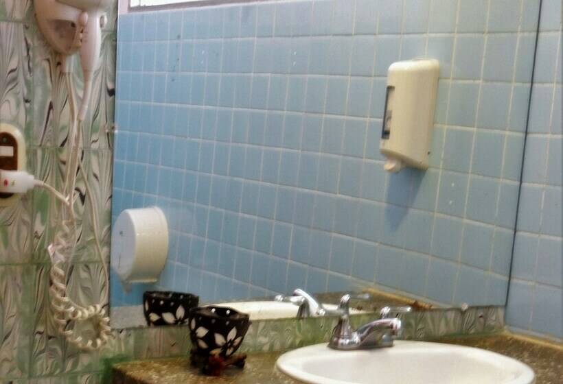 اتاق استاندارد سه نفره, Kekoldi De Granada