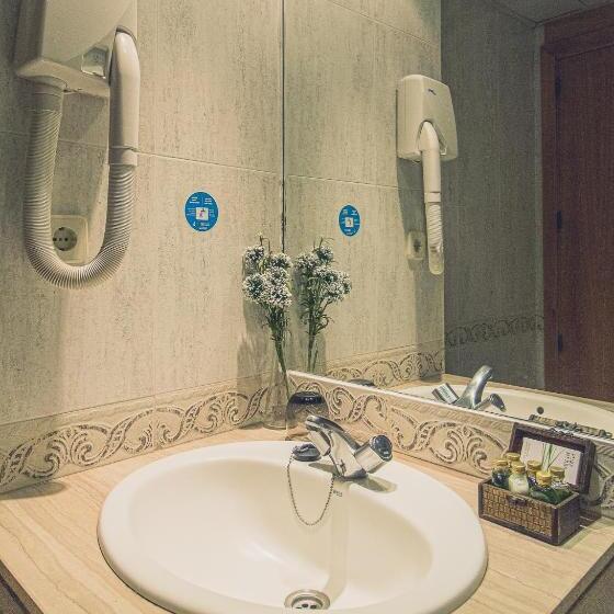 اتاق استاندارد سه نفره, La Muñequilla