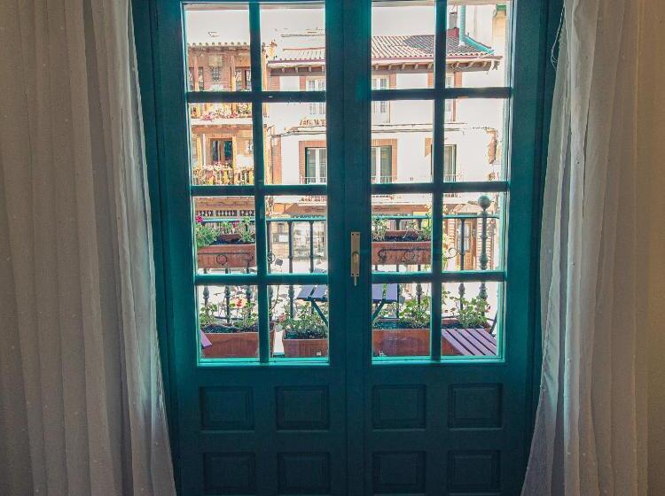 آپارتمان 2 خوابه با بالکن, La Muñequilla