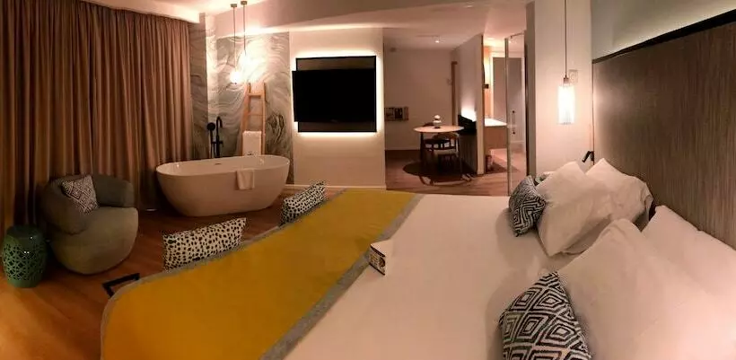 سوئیت جونیور با چشم‌انداز, Suites Del Mar By Melia