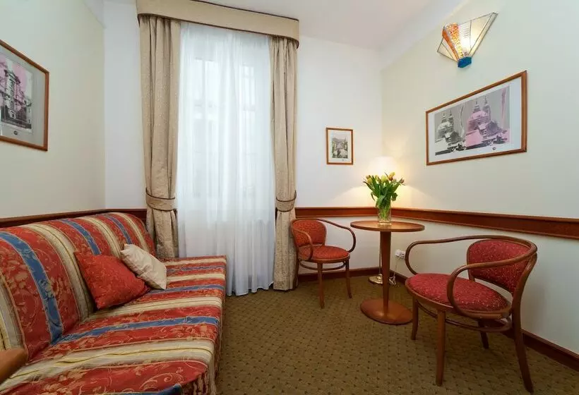 سوییت جونیور, Boutique Hotel 16