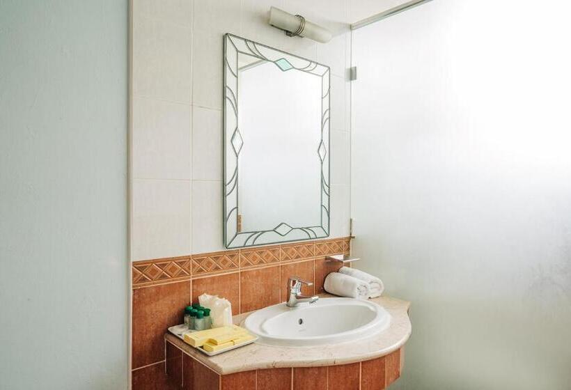 غرفة عائلية, Casa De La Rosa