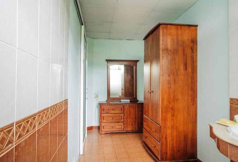 غرفة عائلية, Casa De La Rosa