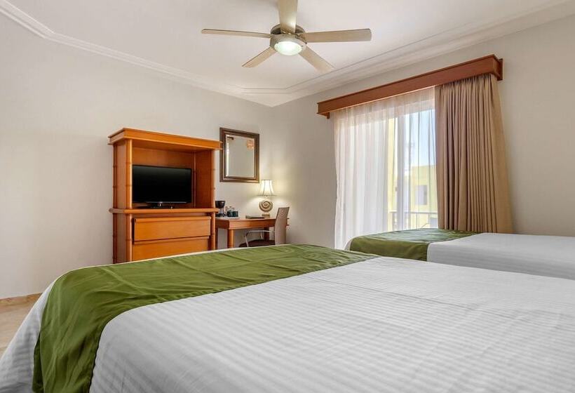 带2个双人床的标准工作室, Quality Inn Mazatlan