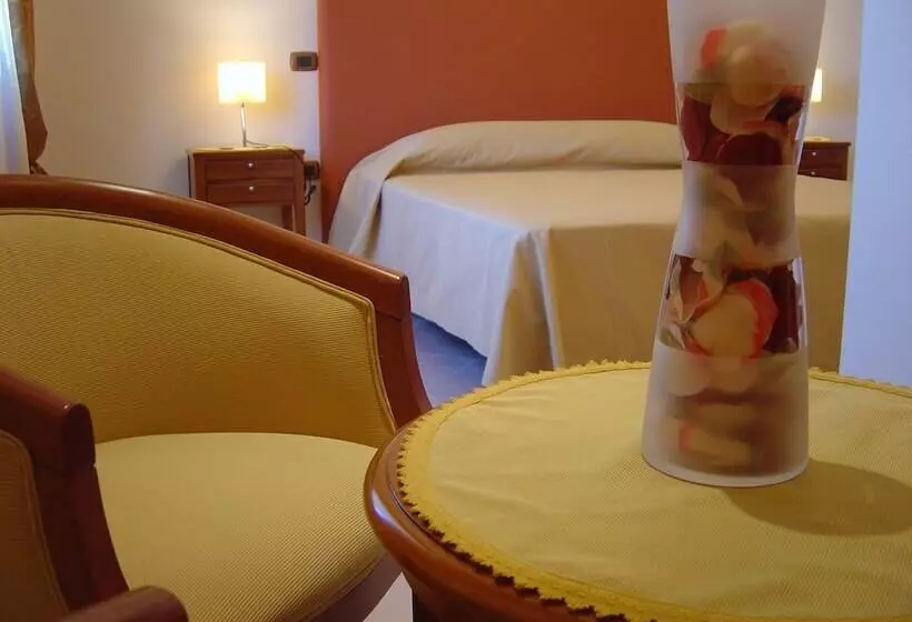 اتاق استاندارد سه نفره, Ranch Palace