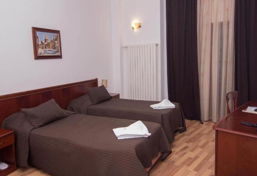 اتاق خانوادگی, Reina