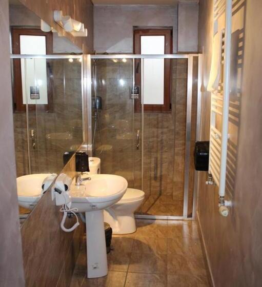 اتاق خانوادگی, Reina