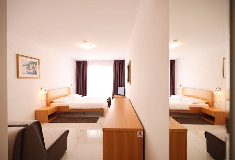 标准间侧面带海景, Lucija