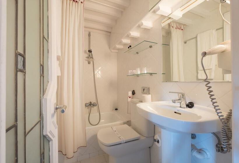 标准三人间, Posada Santa Maria La Real