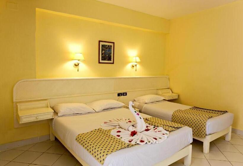 اتاق استاندارد با چشم‌انداز دریا, Empire Hotel Aqua Park