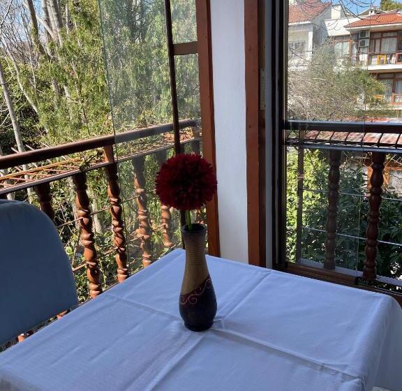 سوئیت با بالکن, Karyatit Kaleici