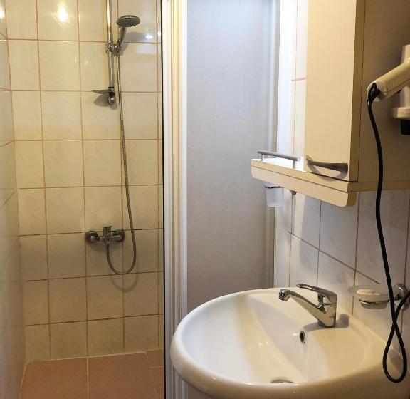 اتاق اکونومی, Karyatit Kaleici