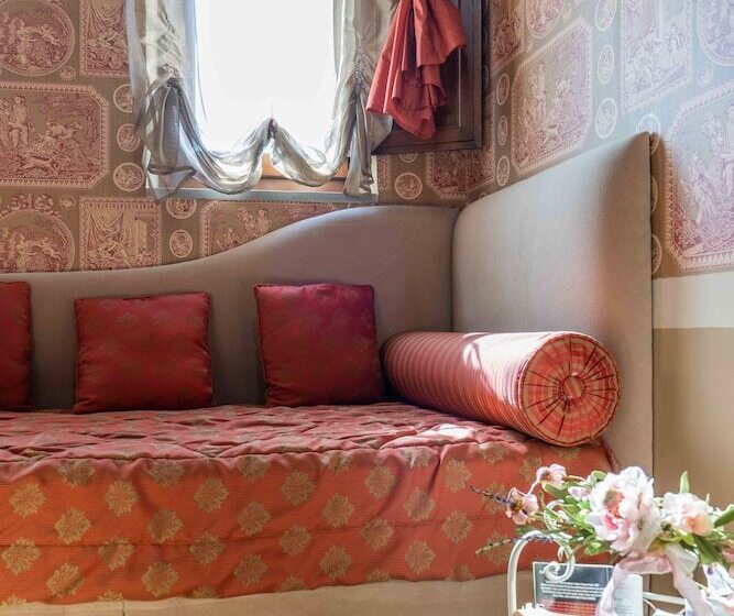 سوییت جونیور, San Luca Palace