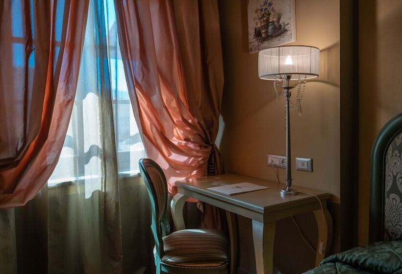 سوییت جونیور, San Luca Palace