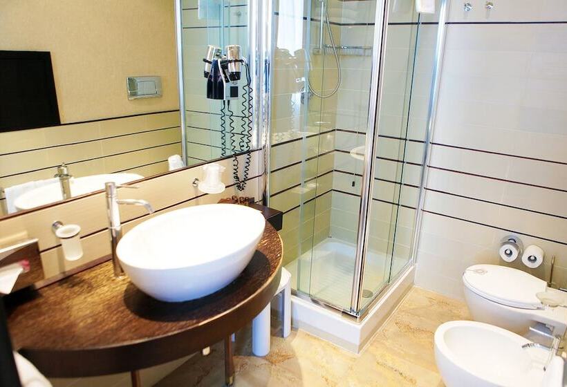 חדר סטנדרט לשלושה, San Mauro