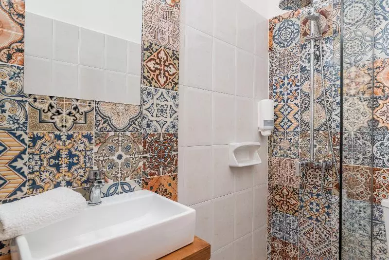 Studio Standard, Ledra
