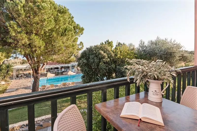 Studio Standard, Ledra