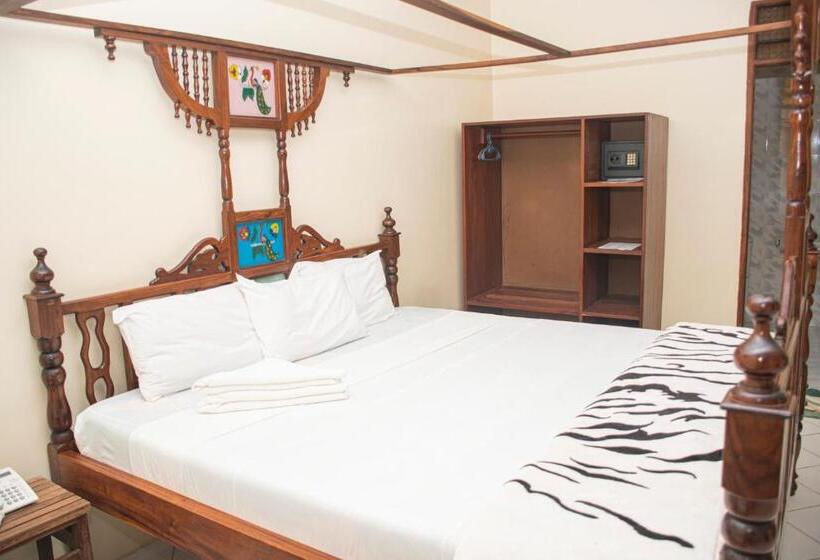 带阳台的三人标准间, Safina Resort