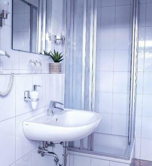 غرفة قياسية فردية, Flippi S Hues Sued