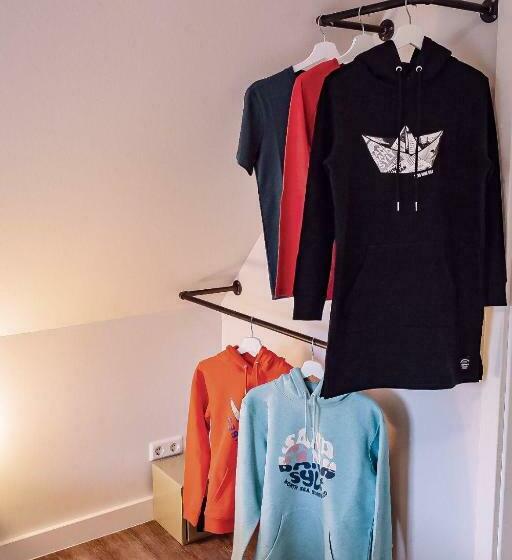 غرفة قياسية فردية, Flippi S Hues Sued