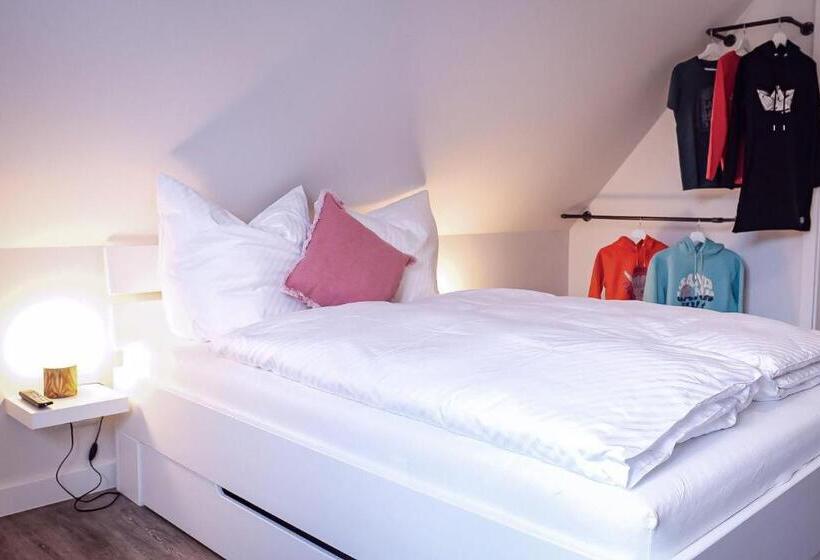 غرفة قياسية فردية, Flippi S Hues Sued