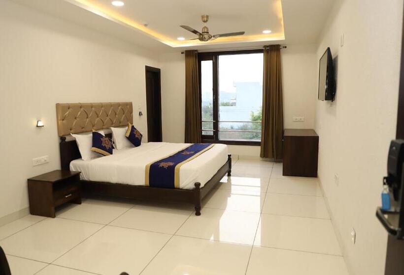 デラックスファミリールーム, Clover Inn