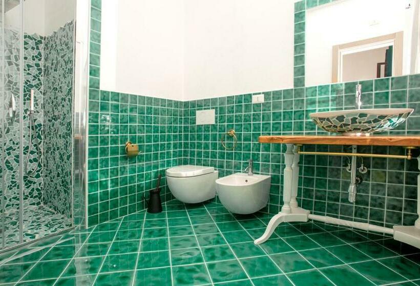 발코니가 있는 스위트, Vincent House Boutique