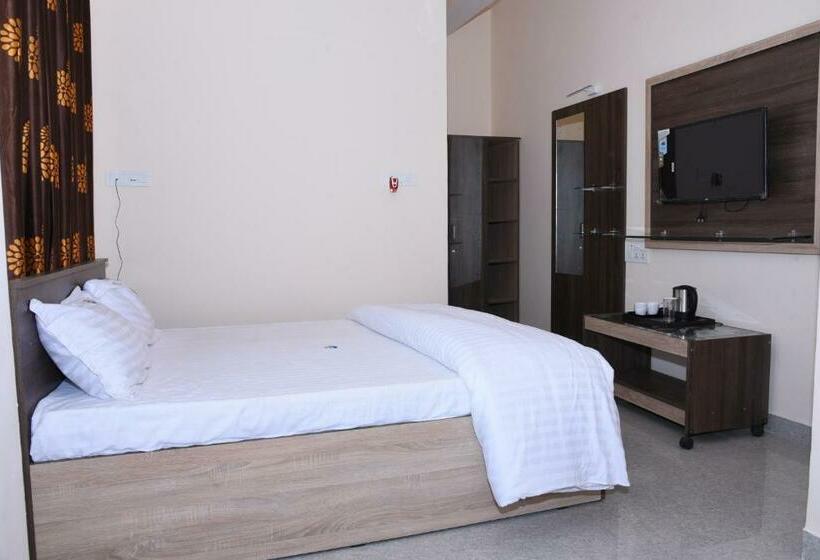 חדר בסיסי לשלושה, Yashas Paradise