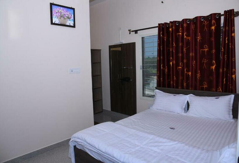 חדר בסיסי לשלושה, Yashas Paradise