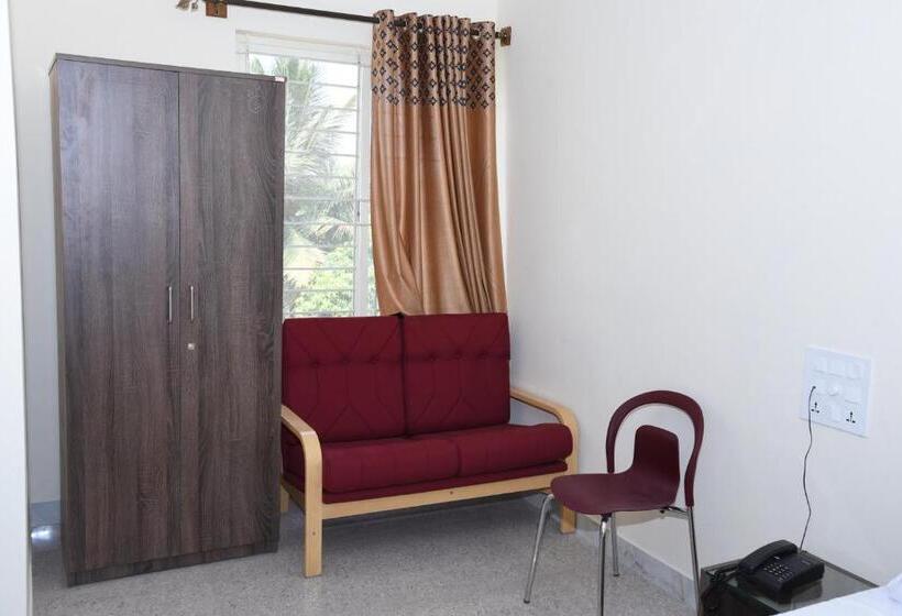 חדר דלוקס לשלושה, Yashas Paradise