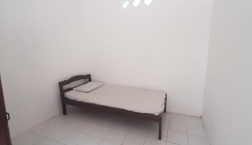 اتاق استاندارد, Oyo 90137 Griya Homestay Family