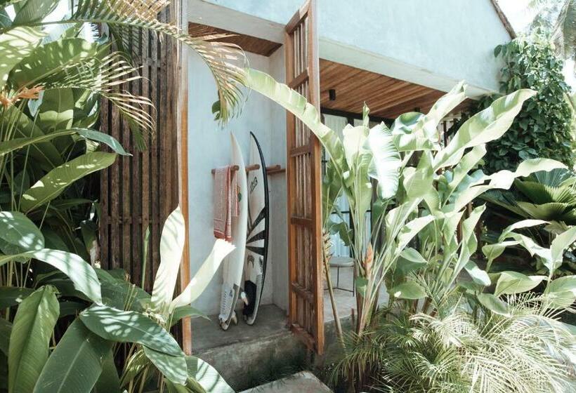 اتاق لوکس با تخت بزرگ, Surfing Temple Hotel Boutique