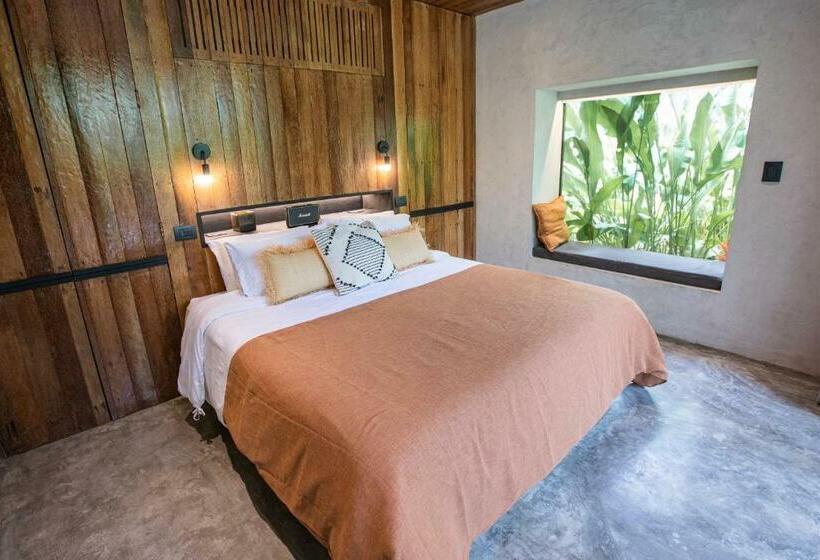 اتاق لوکس با تخت بزرگ, Surfing Temple Hotel Boutique