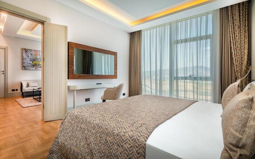 سوییت لوکس, Concorde Tower Hotel & Casino