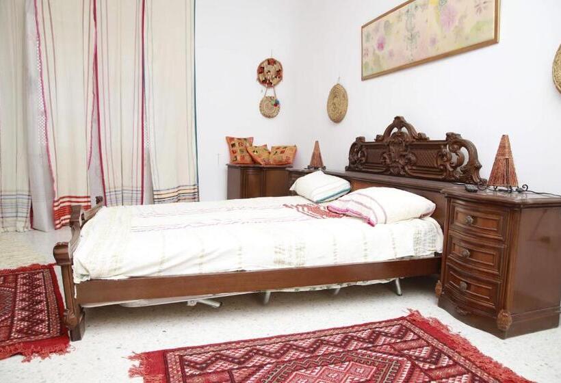اتاق لوکس, Dar Henani