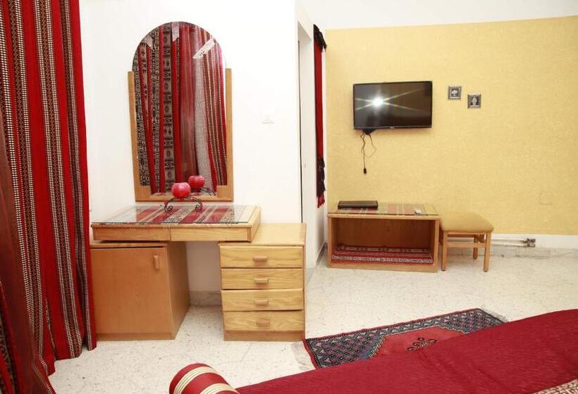 اتاق لوکس, Dar Henani