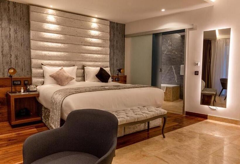 اتاق خانوادگی, The Village Boutique And Spa